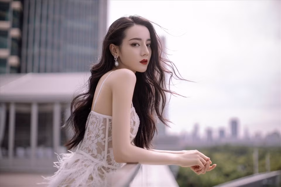 Thần thái của Nhiệt Ba ở thời điểm hiện tại không chỉ đến từ những món đồ hiệu đắt giá cô khoác lên người, mà được tôi luyện qua từng vai diễn, từng thăng trầm trong suốt hơn một thập kỷ hoạt động nghệ thuật.