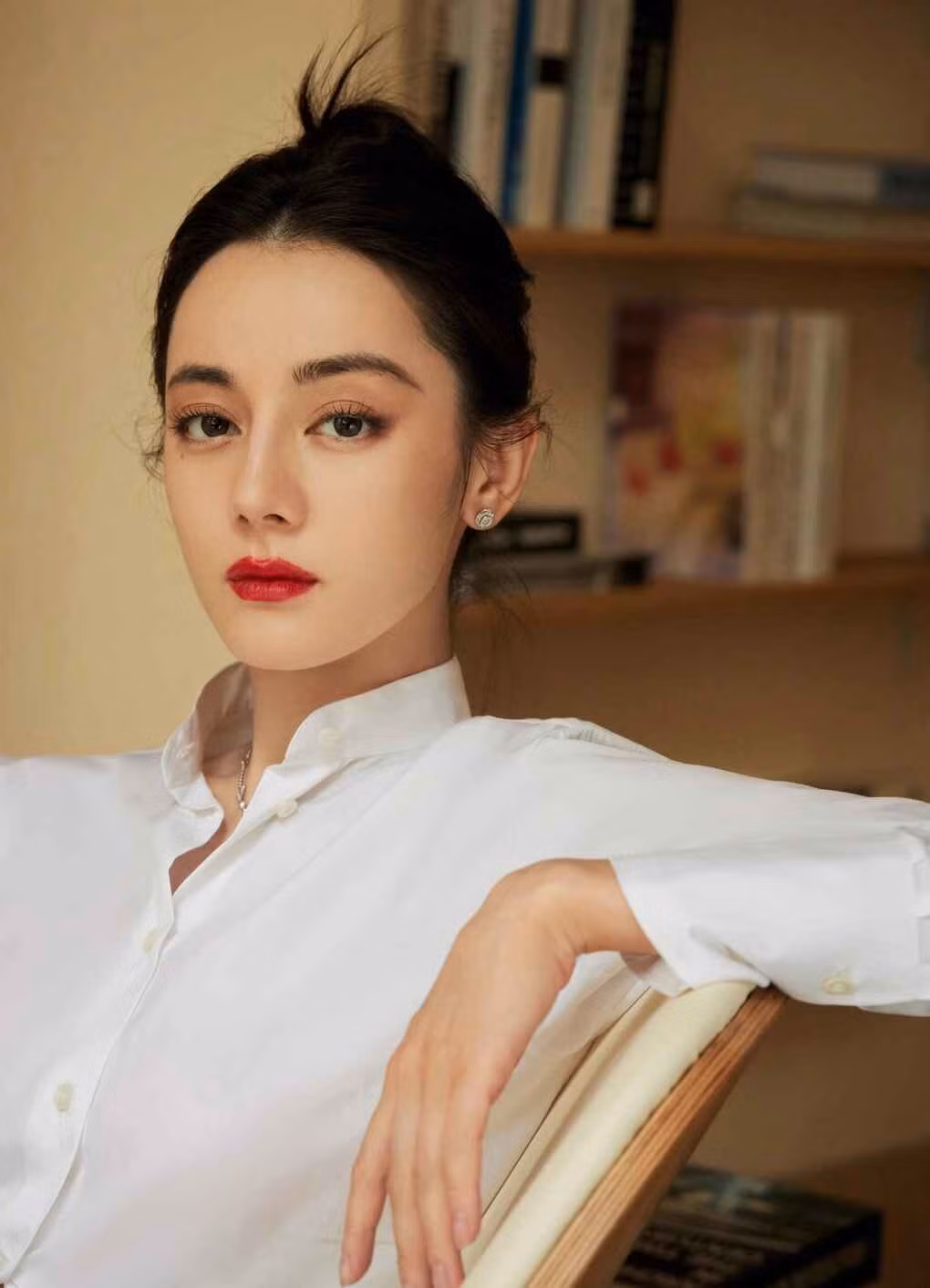 Sự thăng hoa về nhan sắc và khí chất của Địch Lệ Nhiệt Ba ở tuổi 33 là một hình mẫu truyền cảm hứng. Nó cho thấy vẻ đẹp của người phụ nữ không nằm ở những con số của tuổi tác, mà ở sự tự tin, bản lĩnh và không ngừng hoàn thiện bản thân.