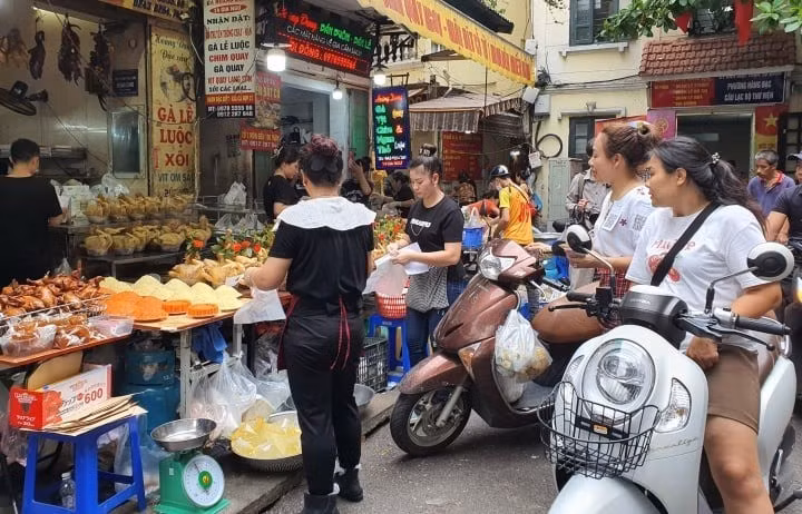 Theo thông lệ hằng năm, cứ đến tháng 7 âm lịch, các gia đình thường cúng rằm tại nhà từ mùng 10. Những ngày cận rằm, không khí tại các chợ dân sinh trở nên sôi động khác thường, sức mua sắm các đồ lễ cúng cũng tăng mạnh, giá cả nhiều mặt hàng gấp đôi ngày thường.