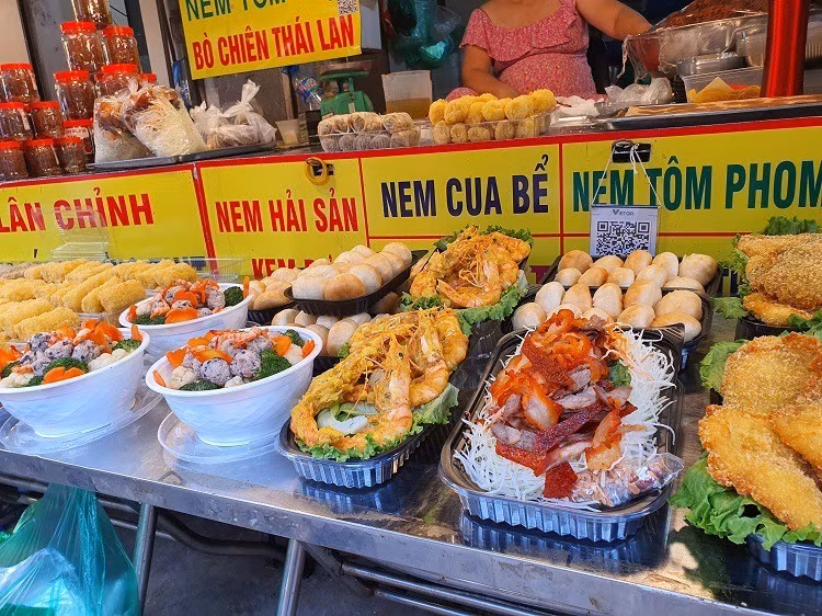 Đắt khách nhất chợ vẫn là gà cánh tiên ngậm hoa hồng, không có giá dưới 500.000 đồng/con. Xôi từ 40.000 - 60.000 đồng/đĩa, chim quay khoảng 130.000 đồng/con; gà ngậm hoa hồng nặng hơn 2kg dao động 400.000 - 500.000 đồng/con.