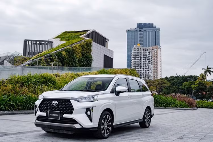 Chưa dừng lại, khách hàng còn được tặng thêm phiếu nhiên liệu trị giá 15 - 20 triệu đồng cùng quà tặng phụ kiện tùy phiên bản. Toyota Veloz Cross cũng được giảm toàn bộ lệ phí trước bạ, tiết kiệm 64 - 66 triệu đồng, đưa giá thực tế về mức 574 - 594 triệu đồng.