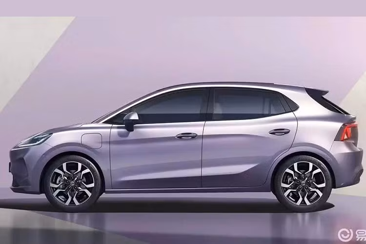 Về ngoại hình, MG4 2026 mới đã được thiết kế lại toàn diện cả về ngoại thất và nội thất. Trong đó, thiết kế nội thất mới đây đã được hé lộ. Xesở hữu kiểu dáng hatchback với phần nóc dốc, kết hợp cùng các đường nét mượt mà giúp tăng cảm giác thể thao.