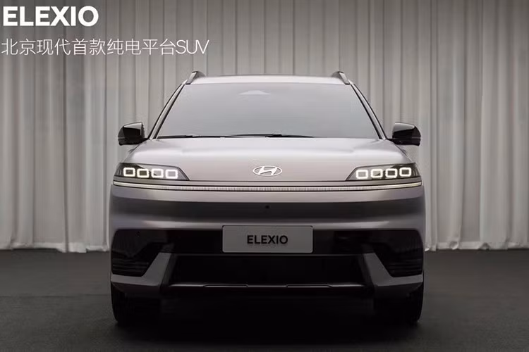 Ngoài ra, Hyundai Elexio còn hỗ trợ sạc không dây 2 vùng đồng bộ cho cả người lái và hành khách phía trước. Không gian chứa đồ được thiết kế đa dạng với 29 ngăn, hộp trượt bảo mật và giá để cốc mở rộng hai chiều.