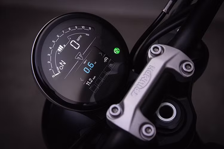 Xe cũng được tích hợp bộ sang số nhanh hai chiều và kết nối Bluetooth – trước đây là tùy chọn trả phí. Xe cũng được tích hợp sẵn hệ thống kiểm soát hành trình (cruise control), giúp Trident 660 thân thiện hơn với những chuyến đi xa, dù hệ thống này không cho phép điều chỉnh tốc độ mà không tắt đi.