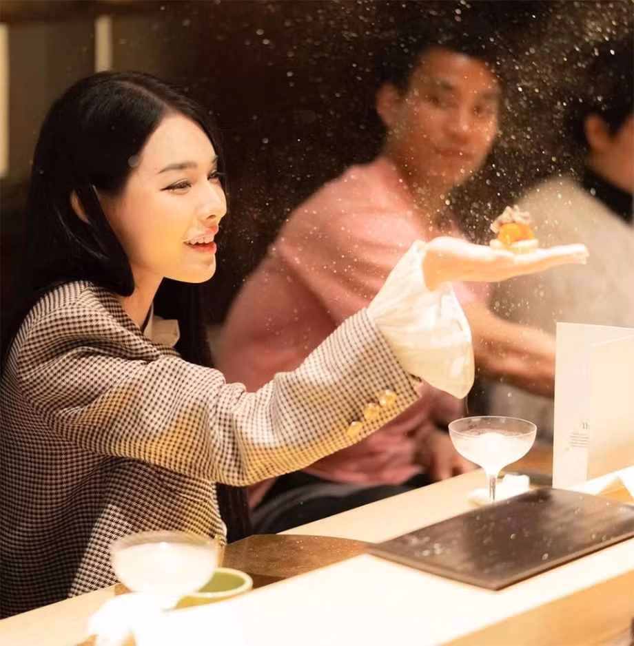 Dù bố mẹ có nền tảng tài chính tốt nhưng Bích Hạnh vẫn tự lập với sự nghiệp riêng kiếm tiền không phải dạng vừa.