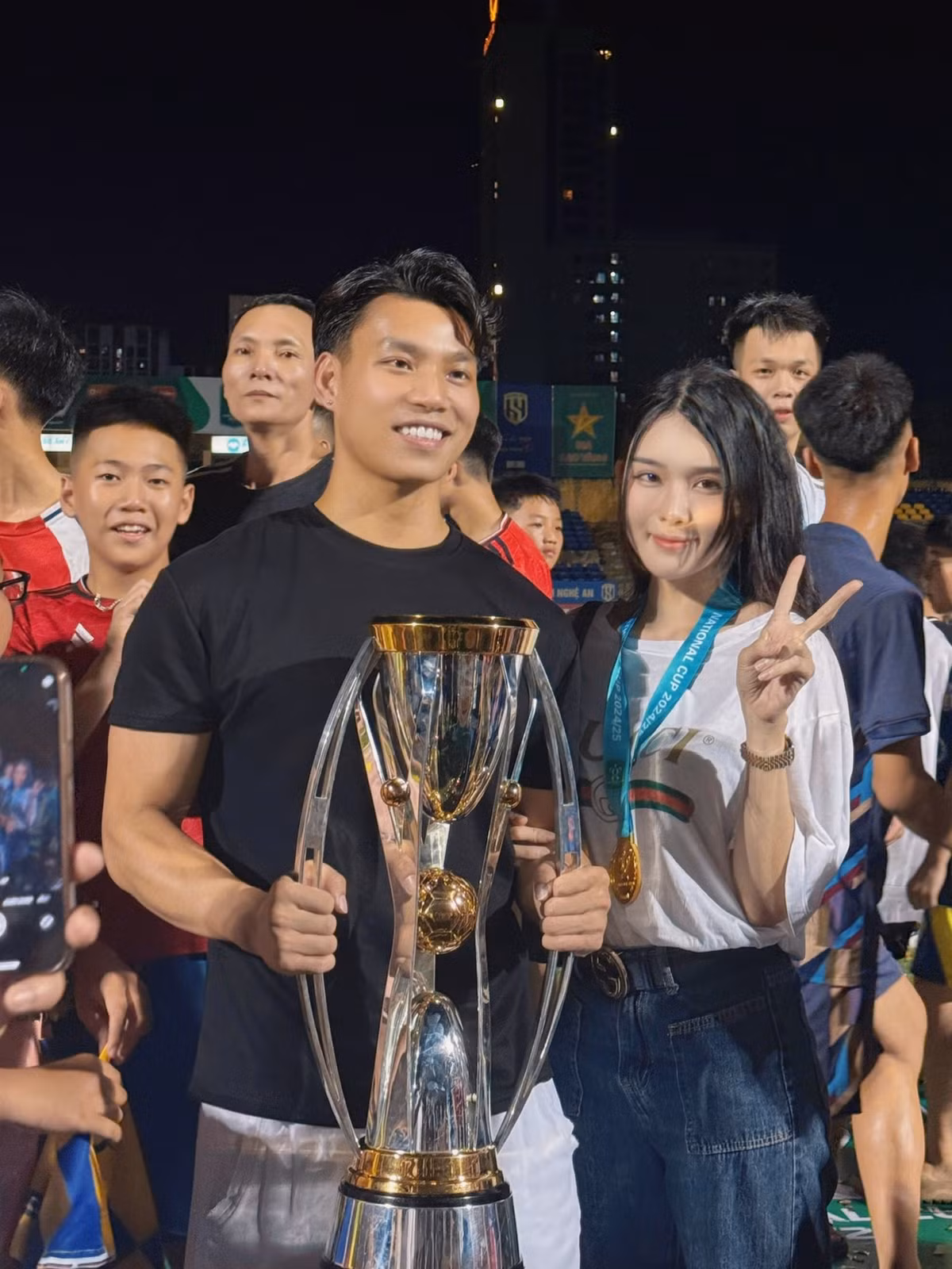 Xuất hiện trong ảnh, "hot girl phòng gym" mặc áo phông kết hợp với quần jean khi đến sân vận động.