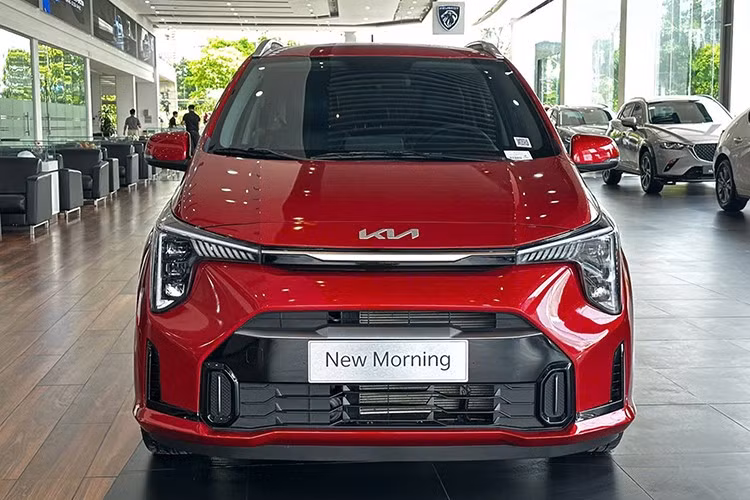 Kia Morning mới được bán tại Việt Nam với 6 tùy chọn màu sắc ngoại thất, bao gồm màu xanh đô thị mới. Khi mua xe, khách hàng sẽ được tặng voucher dịch vụ trị giá 3 triệu đồng, không quy đổi thành tiền mặt.