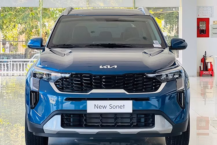 Tuy rẻ hơn hàng chục triệu đồng nhưng mẫu xe SUV Kia Sonet 1.5L AT tại Việt Nam lại sở hữu ngoại hình không khác biệt nhiều so với bản 1.5L Deluxe.