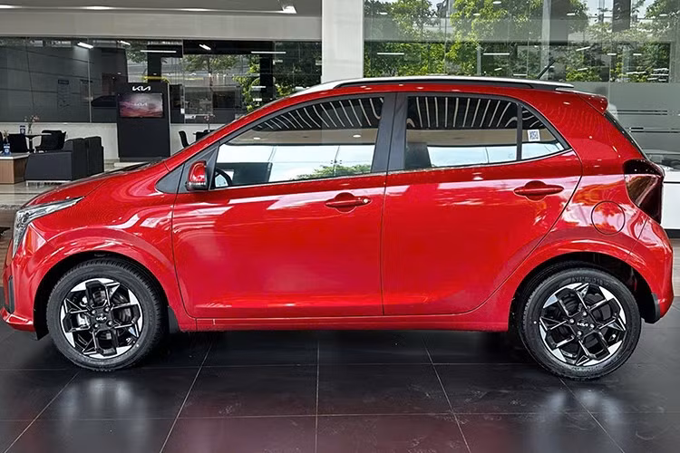 Là phiên bản nâng cấp giữa vòng đời nên Kia Morning tại Việt Nam không thay đổi về kích thước tổng thể. Điểm nhấn của mẫu xe hạng A này nằm ở lưới tản nhiệt mở rộng, cụm đèn pha và đèn hậu LED với đồ họa "bản đồ sao" đặc trưng.