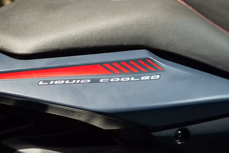 Đặc biệt, khi sử dụng xe Yamaha Aerox 2025, người dùng có thể kết nối với điện thoại qua ứng dụng Y-Connect, cho phép họ theo dõi thông tin xe, cuộc gọi đến, thông báo tin nhắn,...
