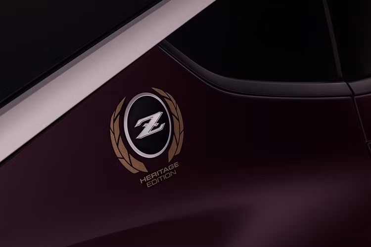 Heritage Edition 2026 không phải là phiên bản đầu tiên dành cho Z. Năm ngoái, Nissan đã ra mắt biến thể tri ân chiếc Z gốc những năm 1970, với các chi tiết lấy cảm hứng từ mẫu xe khởi đầu dòng họ. Tuy nhiên, Heritage Edition 2026 hướng đến kỷ nguyên khác.