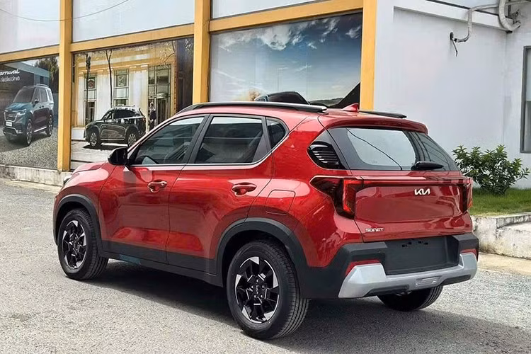Với giá bán này, 1.5L AT là bản tiêu chuẩn mới của Kia Sonet. Trước đây, bản tiêu chuẩn của dòng SUV hạng A này là 1.5L Deluxe. So với bản 1.5L Deluxe, Kia Sonet 1.5L AT mới rẻ hơn 40 triệu đồng. Như vậy, Kia Sonet tại Việt Nam hiện có tổng cộng 4 phiên bản và giá bán từ 499 - 624 triệu đồng.