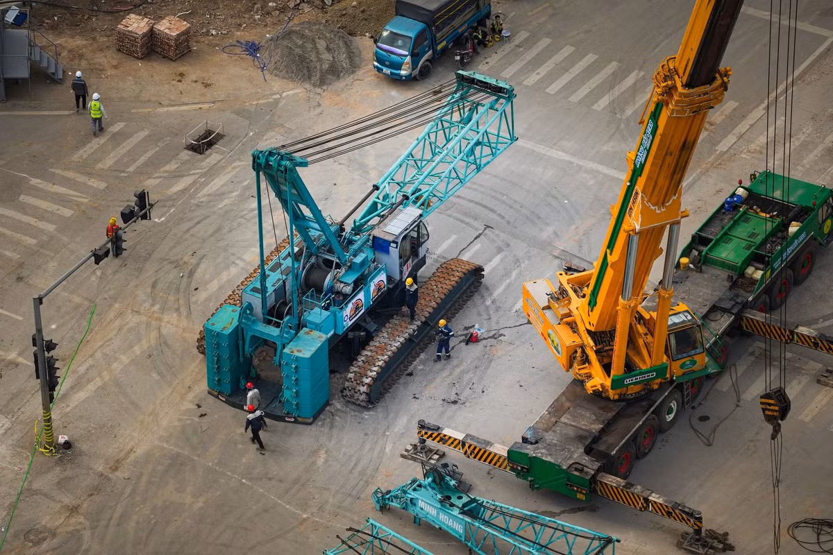 Song song với công tác tập kết máy móc, các hạng mục chuẩn bị mặt bằng và công trình phụ trợ cũng đang được triển khai đồng loạt.