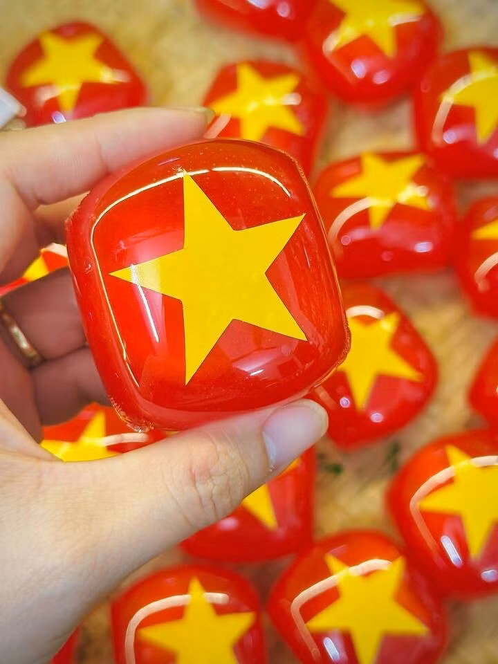 Bánh xu xê kết hợp màu đỏ và vàng, hai màu sắc trên Quốc kỳ Việt Nam. Ảnh: Đỗ Thu Ngọc