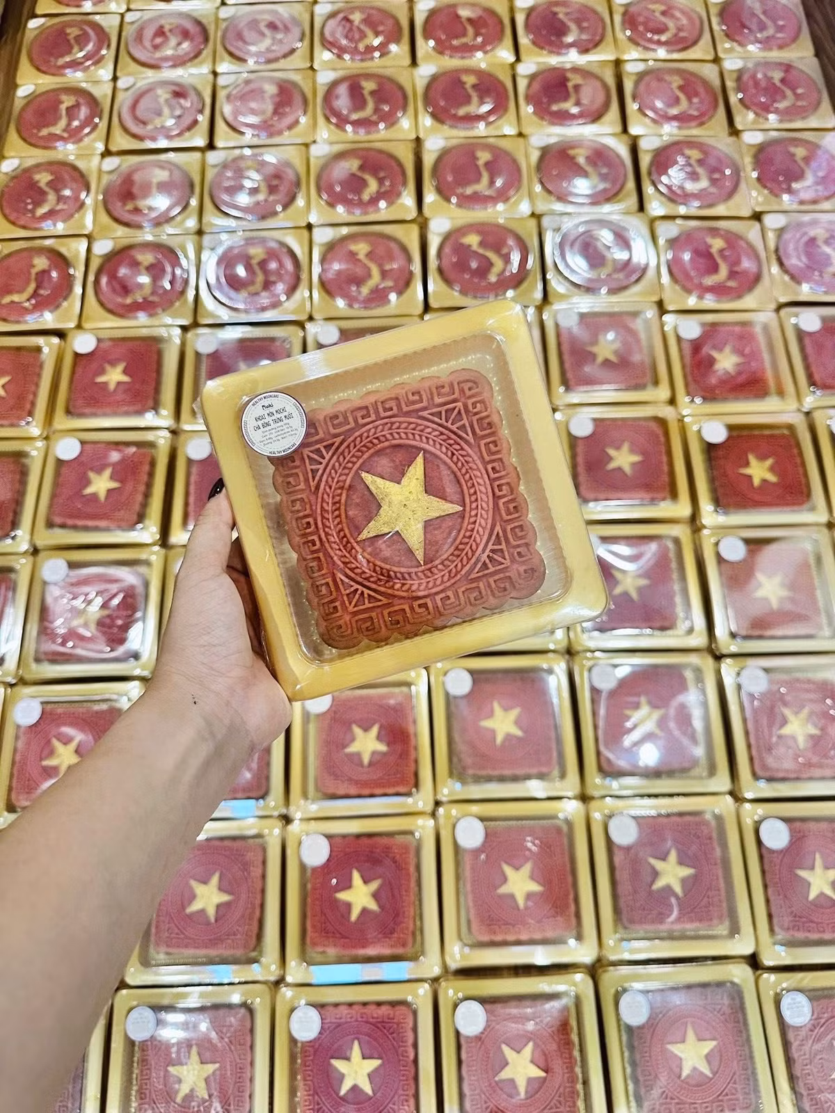 Một mẫu bánh trung thu tạo hình cờ đỏ sao vàng. Ảnh: Minh Thư