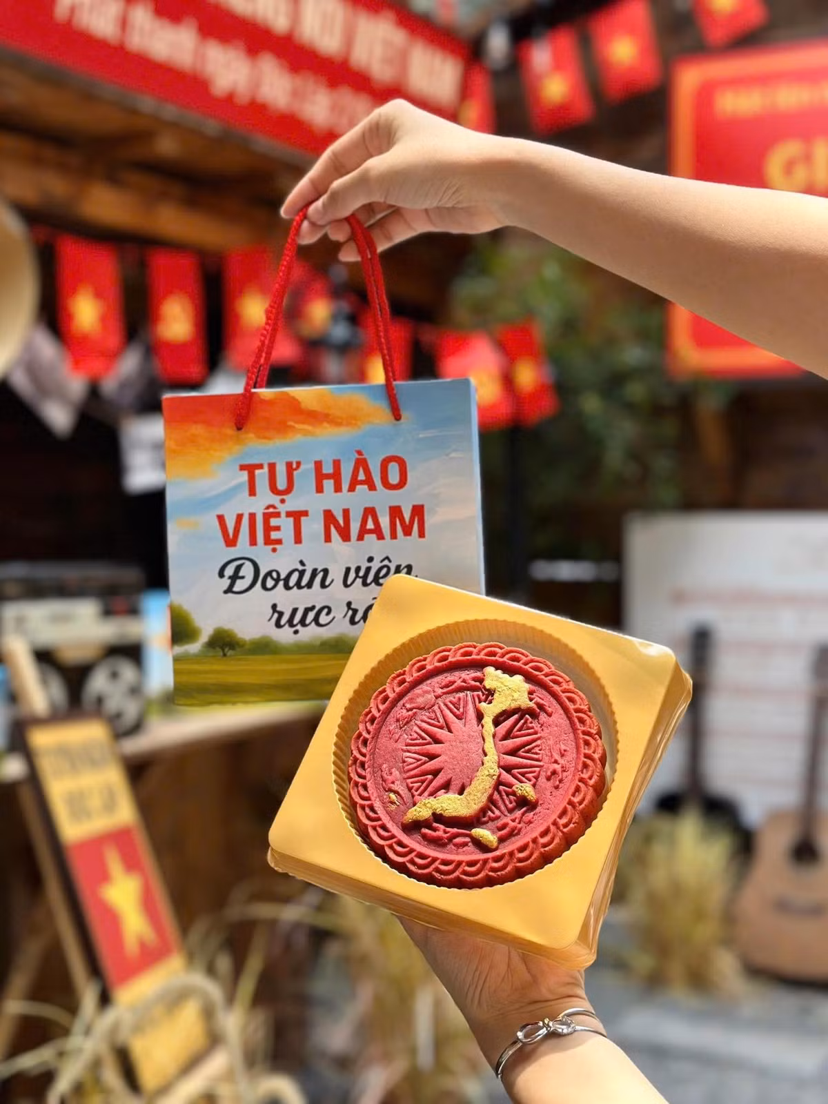 Bánh trung thu tạo hình lá cờ đỏ sao vàng được nhiều khách hàng ưa chuộng. Ảnh: Minh Thư