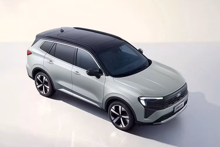 Lưới tản nhiệt và cản dưới của xe cũng được mở rộng, tăng tính thể thao cho tổng thể xe. Trong khi đó, phần thân xe và đuôi xe gần như không thay đổi so với đời cũ.