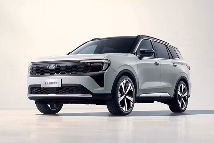 Trước đó, Ford Territory bản nâng cấp đã nhiều lần bị bắt gặp chạy thử trên đường phố Việt Nam. So với bản hiện hành, phiên bản 2025 có một số thay đổi ở phần đầu xe và thiết kế mâm, trong khi thân xe, đuôi xe và nội thất chỉ được tinh chỉnh nhẹ.