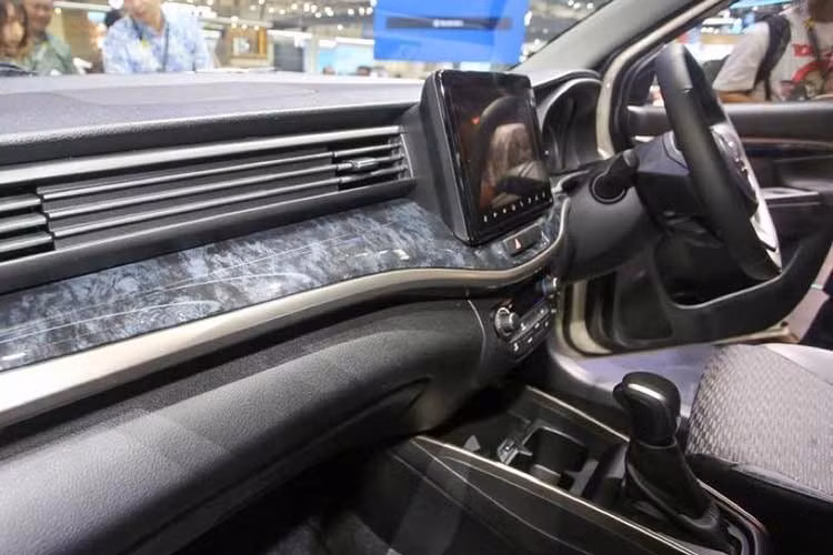 Tại Indonesia, tất cả các phiên bản của mẫu MPV Suzuki này giờ đây đều được trang bị màn hình cảm ứng thông tin giải trí lớn hơn 9 inch, hỗ trợ Apple CarPlay và Android Auto. Hệ thống âm thanh cũng được cập nhật với phần mềm xử lý âm thanh mới của Arkamys.