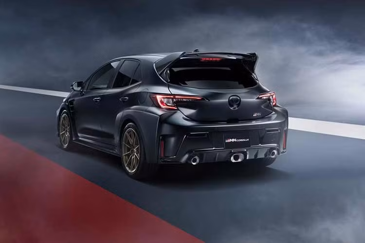 Con số 730 thường gắn với các siêu xe biểu tượng hơn là một mẫu xe hatchback hiệu năng cao. Nếu Toyota sản xuất 7.300 chiếc, phần lớn sức hút của GRMN Corolla có lẽ sẽ biến mất ngay lập tức. Khi đó, người yêu xe sẽ bắt đầu so sánh giá của xe với Toyota GR Corolla, Honda Civic Type R hay thậm chí Porsche Cayman đã qua sử dụng.