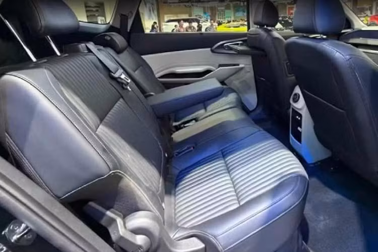 Xe còn có các tiện nghi khác như: bảng điều khiển đa chức năng có thể chuyển đổi giữa các chức năng điều hòa và hệ thống giải trí, đèn viền nội thất, ghế bọc da nhân tạo, cửa sổng trời toàn cảnh... Tổng thể cách bố trí và danh sách trang bị được đánh giá khá tương đồng với Kia Carens Clavis EV.