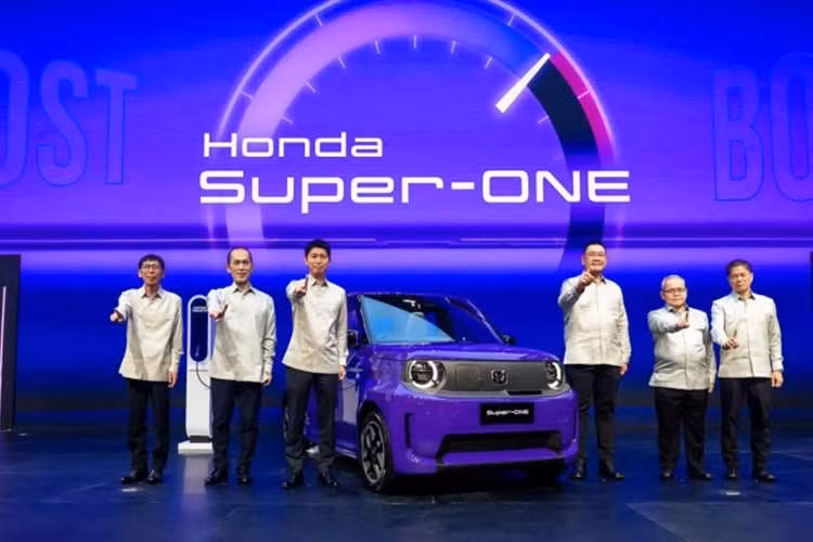 Honda mới đây đã giới thiệu mẫu xe điện cỡ nhỏ Super-One tại Triển lãm Ô tô Quốc tế Gaikindo (GIIAS) 2026, Indonesia. Mẫu ôtô điện cỡ nhỏ này sau màn ra mắt đã thu hút sự quan tâm lớn của khách tham quan, nhờ thiết kế mang phong cách cổ điển kết hợp công nghệ hiện đại.