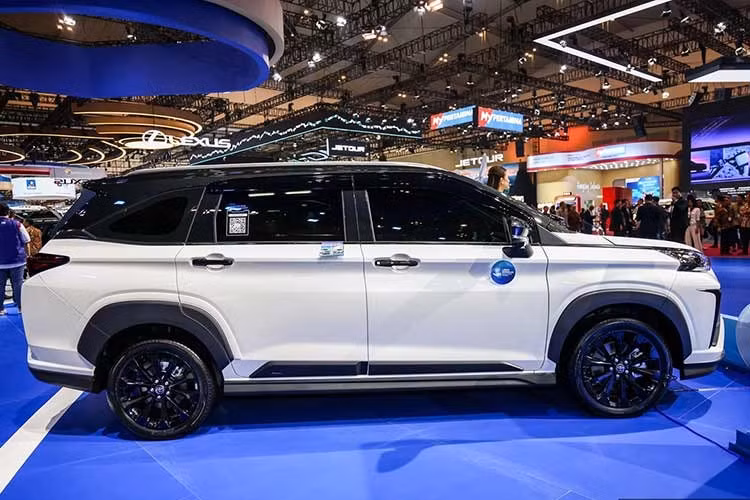 Về ngoại hình, Toyota Veloz hybrid 2026 gần như không thay đổi so với phiên bản dùng động cơ xăng. Toyota chỉ bổ sung logo HEV phía sau để để dễ dàng phân biệt các phiên bản. Riêng dải phiên bản Modellista được tạo điểm nhấn bằng bộ body-kit thể thao cá tính.