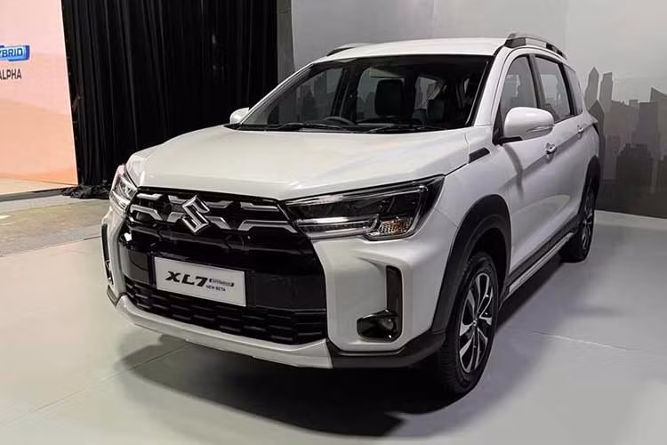 Suzuki không công bố thay đổi về thông số kỹ thuật của hệ truyền động, cho thấy XL7 2026 chủ yếu tập trung nâng cấp thiết kế và trang bị thay vì cải tiến khả năng vận hành. Xe được sản xuất tại nhà máy Cikarang ở Indonesia trước khi phân phối tại thị trường nội địa và xuất khẩu sang nhiều quốc gia khác, trong đó có Việt Nam.