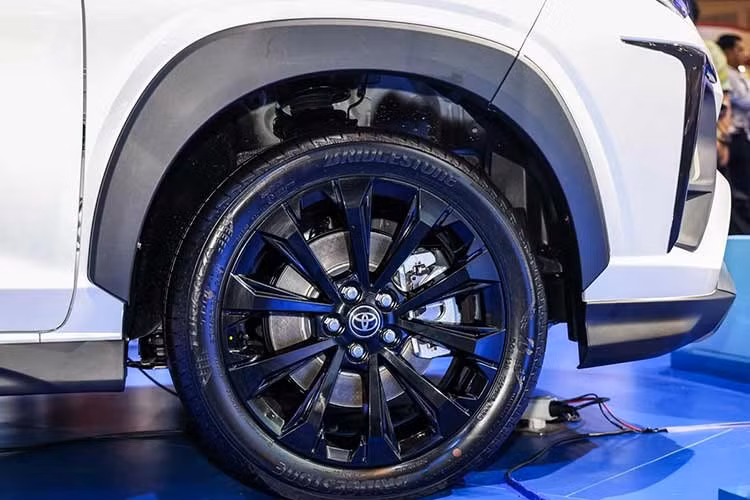 Ngoài ra, bản Modellista còn có các chi tiết mạ crôm tối màu ở cửa hậu, cảm biến đỗ xe phía trước, ốp vòm bánh xe màu đen, cụm đèn hậu nối liền với đèn báo rẽ hiệu ứng chạy và màn hình giải trí gắn trên trần xe. Tất cả các phiên bản đều sử dụng mâm hợp kim 17 inch kết hợp lốp kích thước 205/50.