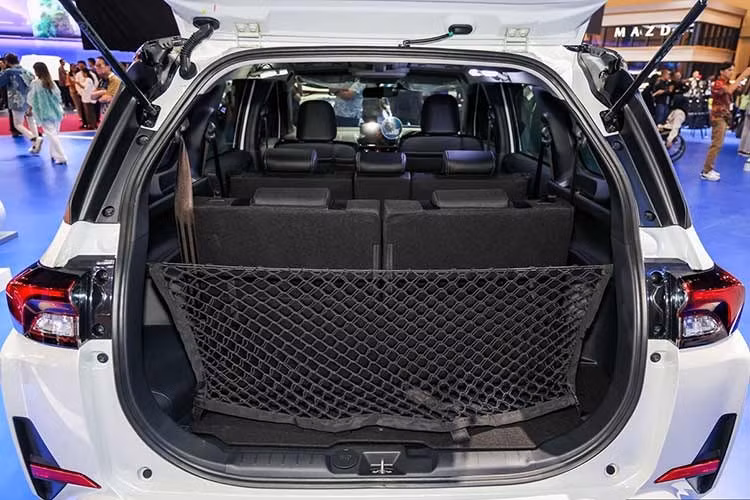 Tại thị trường Indonesia, Toyota Veloz Hybrid 2026 sẽ được phân phối với 4 phiên bản, gồm V, Q, Q Modellista và Q TSS Modellista, có giá bán từ 303-389 triệu rupiah (tương đương khoảng 440-565 triệu đồng)