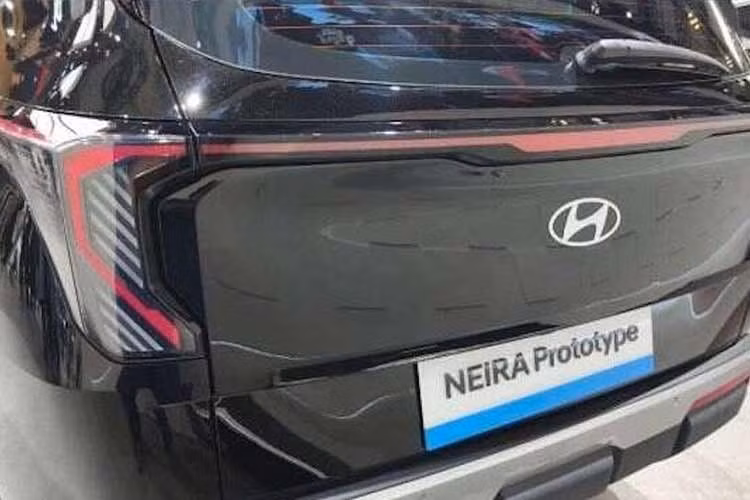 Mặc dù có tỷ lệ quen thuộc, Neira sở hữu diện mạo đặc trưng của Hyundai. Xe có dải đèn LED rộng ở phía trước, các yếu tố chiếu sáng được bố trí theo chiều dọc và phần đầu xe được thiết kế kín đáo, phù hợp với một chiếc xe điện. Một phần màu bạc dày dặn quanh cản trước phía dưới tạo thêm vẻ mạnh mẽ.