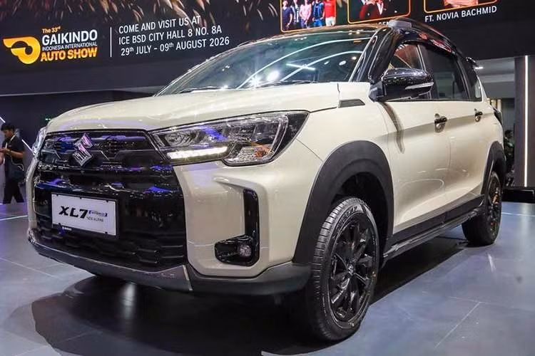 Suzuki XL7 2026 được nâng cấp trưng bày tại triển lãm ô tô ở Indonesia vẫn giữ nguyên kiểu dáng và tỷ lệ tổng thể quen thuộc. So với bản hiện tại, thay đổi rõ rệt nhất nằm ở phía trước với lưới tản nhiệt cao hơn và rộng hơn, trông SUV hơn. Mặt lưới được mạ chrome đen, với logo Suzuki là chi tiết mạ crôm duy nhất.