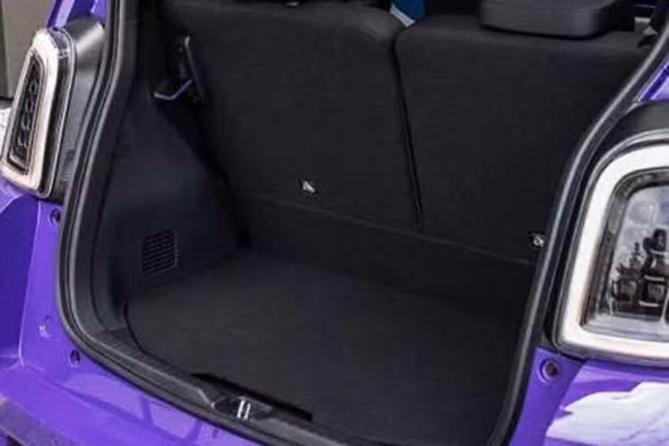Super-One sử dụng bộ pin dung lượng 29,6 kWh, cho phạm vi hoạt động 205 km theo tiêu chuẩn WLTP hoặc 275 km theo chu trình thử nghiệm của Nhật Bản. Xe hỗ trợ sạc nhanh DC công suất tối đa 50 kW, cho phép sạc từ 20% lên 80% trong khoảng 30 phút, trong khi công suất sạc AC đạt tối đa 6 kW.