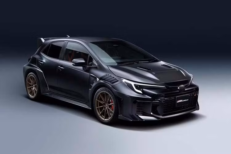 Toyota chính thức giới thiệu GRMN 2027, phiên bản hiệu năng cao được phát triển dựa trên mẫu hatchback Corolla. Chiến binh tốc độ này nâng cấp toàn bộ từ khung gầm, khí động học, động cơ... Theo Toyota, "GRMN" viết tắt của cụm từ "Gazoo Racing tuned by the Meister of Nürburgring" - danh hiệu cao nhất dành cho các dòng xe hiệu năng đặc biệt của Toyota.