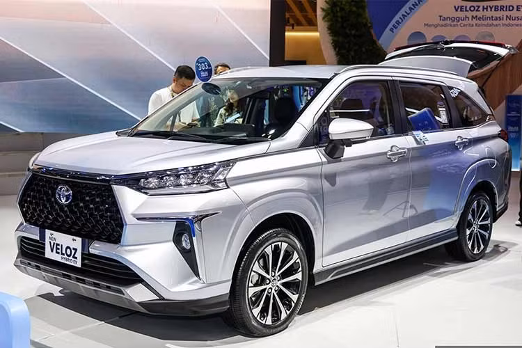Toyota Veloz Hybrid 2026 đã chính thức ra mắt tại Triển lãm Ô tô Quốc tế Gaikindo Indonesia (GIIAS) 2026. Đây là mẫu xe hybrid thứ ba được Toyota lắp ráp tại Indonesia, sau Innova Zenix Hybrid và Yaris Cross Hybrid, đồng thời cũng là mẫu xe điện hóa có giá bán dễ tiếp cận nhất trong danh mục sản phẩm của hãng tại thị trường này.