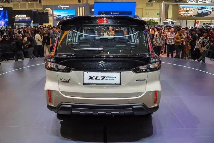 Ốp viền đen ngoại cỡ cho vòm bánh xe vẫn được giữ nguyên, cũng như đường viền bạc bên dưới ốp cửa. Phần đuôi xe cũng không có thay đổi đáng kể nào về kiểu dáng. Phiên bản nâng cấp mang đến hai màu ngoại thất mới cho thị trường Indonesia: Xanh xám băng - Đen và Đen cẩm thạch.