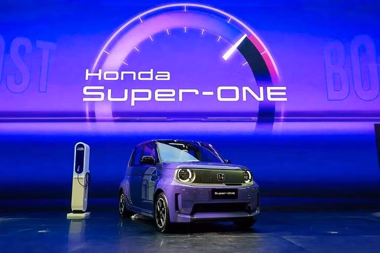 Tại thị trường Nhật Bản, Honda Super-One có giá dự kiến dao động từ 3.000.000 đến 3.500.000 yên (khoảng 507,49 - 592,07 triệu đồng). Đáng chú ý, đây sẽ là quân bài chiến lược toàn cầu của Honda khi hãng lên kế hoạch mở bán rộng rãi tại Anh, châu Âu, Úc, New Zealand và một số quốc gia châu Á.