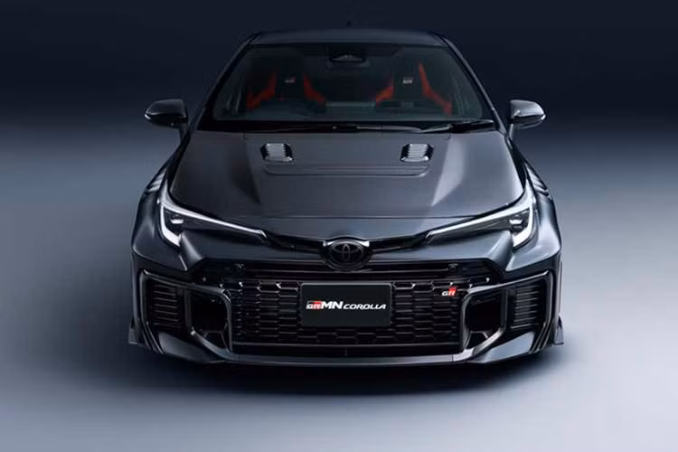 Trên thực tế, nhiều chủ xe GR Corolla hoàn toàn có thể tháo hàng ghế sau, lắp hệ thống treo mua ngoài và dùng lốp bám đường hơn mà chỉ cần chi số tiền ít hơn rất nhiều so với mức giá Toyota đưa ra. Tuy nhiên, đó không phải mục tiêu của mẫu xe này. Toyota sẽ chỉ sản xuất 730 chiếc GRMN Corolla trên toàn thế giới và mỗi xe đều có bảng số thứ tự riêng.