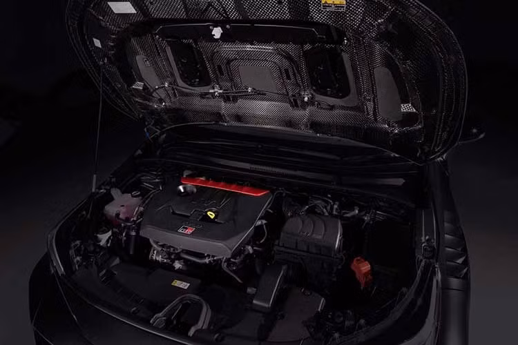 Bên cạnh đó, các kỹ sư của Toyota còn tinh chỉnh hệ dẫn động bốn bánh, trang bị hộp số sàn 6 cấp với tỷ số truyền ngắn hơn và hệ thống phun nước làm mát dành cho việc chạy liên tục trên đường đua cho mẫu xe này. Những nâng cấp này đều đáng giá nhưng không phải kiểu nâng cấp có thể khiến giá xe tăng gần gấp đôi.