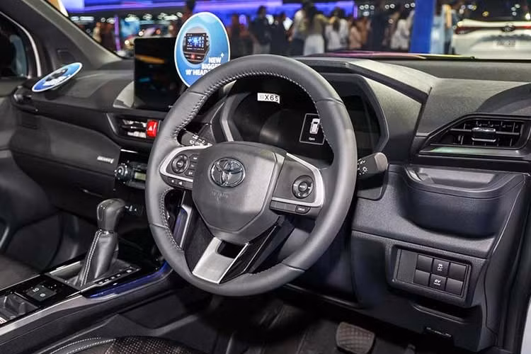 Hệ truyền động hybrid này tạo ra tổng công suất kết hợp 111 PS, đi kèm hộp số E-CVT và bộ pin dung lượng 0,7 kWh. Cấu hình này cũng đang được Toyota sử dụng trên các mẫu Vios Hybrid và Yaris Cross Hybrid.