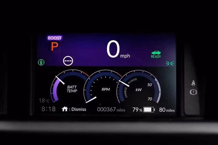 Khi người lái kích hoạt Boost Mode bằng nút bấm trên vô-lăng, động cơ sẽ khai thác toàn bộ công suất 95 PS. Chế độ này đồng thời kích hoạt hệ thống lẫy chuyển số sau vô-lăng, mô phỏng hộp số 7 cấp nhằm mang lại cảm giác điều khiển gần giống một mẫu xe sử dụng động cơ đốt trong.
