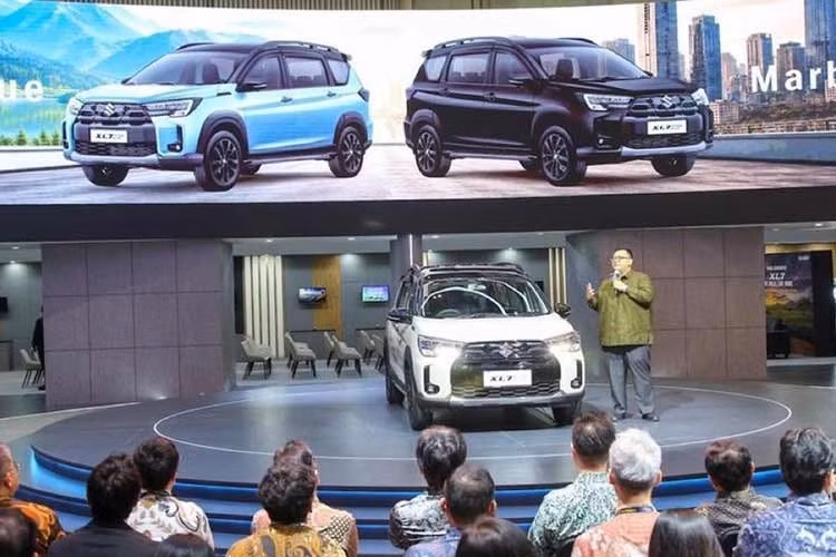 Hãng xe Suzuki đã ra mắt phiên bản nâng cấp của mẫu xe SUV lai MPV XL7 tại Triển lãm Ô tô Quốc tế GAIKINDO Indonesia 2026 đang diễn ra. Mẫu Suzuki XL7 2026 phiên bản nâng cấp này nhận được những cải tiến về ngoại hình và tính năng so với phiên bản hiện tại.