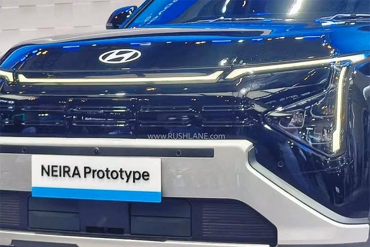 Một chiến lược như vậy không phải là điều bất thường. Hyundai và Kia đã chia sẻ nền tảng, hệ thống truyền động và công nghệ trên nhiều sản phẩm. Tại Ấn Độ, Creta và Seltos là những ví dụ nổi bật, nơi nền tảng chung được kết hợp với thiết kế ngoại thất và nội thất khác nhau. Hyundai chưa xác nhận bất kỳ mối liên hệ kỹ thuật nào giữa Neira và Carens EV.