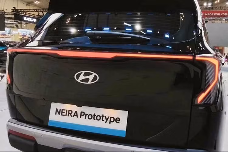 Hyundai dự định sản xuất mẫu xe này tại tại nhà máy Hyundai Motor Manufacturing Indonesia (HMMI). Công ty cho biết Neira sẽ tiếp tục được hoàn thiện trước khi chính thức ra mắt thị trường, vì chiếc xe trưng bày tại GIIAS 2026 vẫn chỉ là nguyên mẫu.