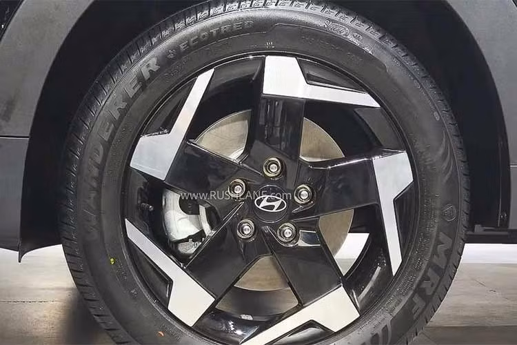 Các điểm nổi bật bao gồm mâm hợp kim hai tông màu, ốp vòm bánh xe màu đen, giá nóc, tay nắm cửa thông thường và các chi tiết màu bạc ở phần thân dưới. Đèn hậu LED được bố trí theo chiều dọc và được nối với nhau bằng một dải đèn ngang mỏng. Cản sau dày dặn được trang trí bằng các chi tiết màu bạc và đen...
