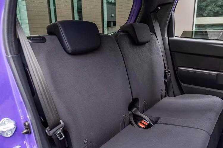 Honda Super-One được phát triển dựa trên mẫu kei car N-One e:, nhưng sở hữu nhiều nâng cấp hướng đến trải nghiệm lái thể thao hơn. Ở chế độ vận hành thông thường, xe có công suất 64 PS và mô-men xoắn 162 Nm.