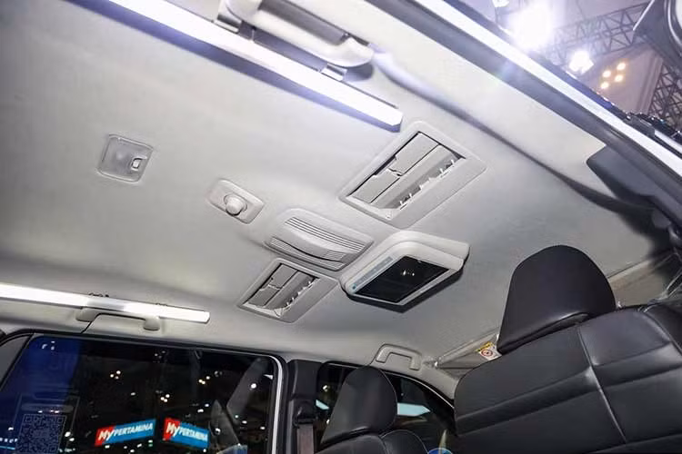 Hệ thống Toyota Safety Sense mới này mang đến sự an tâm tối đa cho người lái nhờ các tính năng chủ động tiên tiến như phanh tự động khẩn cấp, cảnh báo điểm mù, hỗ trợ giữ làn đường, cảnh báo phương tiện cắt ngang khi lùi và kiểm soát chống nhầm chân ga.