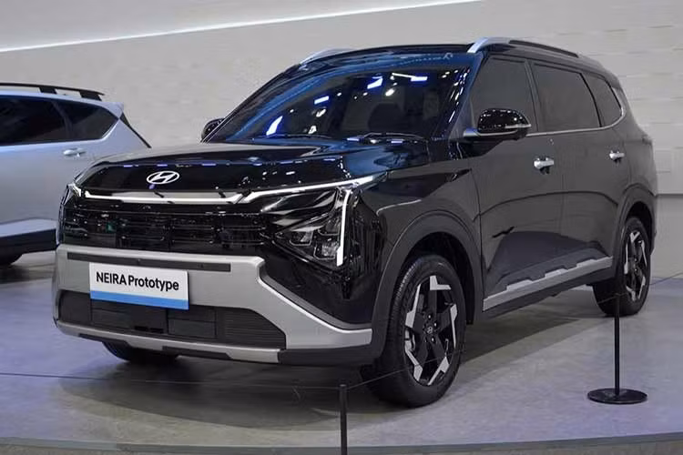 Hyundai đã ra mắt bản prototype Neira tại GIIAS 2026 ở Indonesia. Được Hyundai chính thức mô tả là một chiếc SUV điện 7 chỗ, Neira được phát triển nhắm đến các gia đình Indonesia. Đáng chú ý, thiết kế tổng thể của mẫu xe này giống với Kia Carens Clavis EV đang được bán tại Ấn Độ.