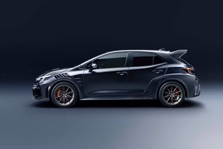 Với Toyota GRMN Corolla mới, nhiều người có thể tự hỏi mẫu xe này thực sự dành cho ai. Mẫu xe này vừa được công bố giá bán chính thức, khởi điểm từ 64.360 USD (khoảng hơn 1,69 tỷ đồng), chưa bao gồm phí vận chuyển, thuế hay khoản chênh lệch đại lý.