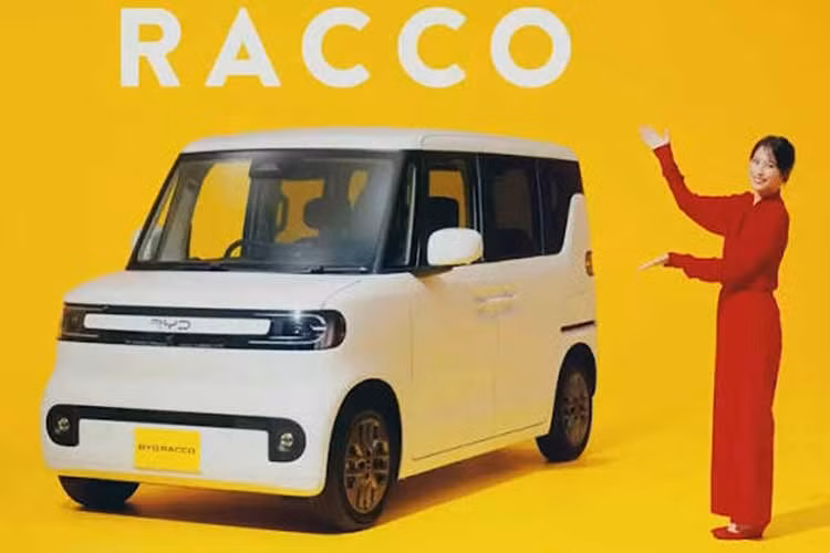 BYD vừa chính thức ra mắt mẫu xe điện Racco tại thị trường Nhật Bản. Nhờ đó, BYD trở thành hãng xe nước ngoài đầu tiên sản xuất một mẫu kei car dành cho thị trường này. Tại xứ sở mặt trời, BYD Racco được định giá cạnh tranh, sở hữu phạm vi di chuyển dẫn đầu phân khúc, chế độ bảo hành đáng chú ý cùng danh sách dài trang bị tiện nghi và an toàn tiêu chuẩn.